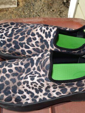 OOFOS OOmg eeZee Leopard Print Women’s Size W11 Recovery Slip-Ons OOfoam